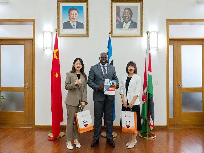 Kenya Ambassador Willy Bett meets ZW Group senior management to discuss heavy trucks and construction machinery cooperation in Beijing